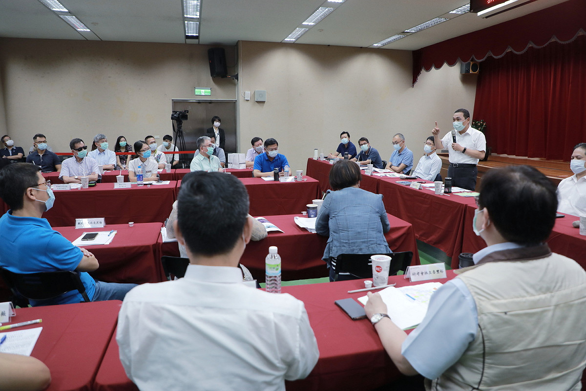 新北市政府首次行動市政會議即移師鶯歌，侯友宜針對三鶯文創等地方問題做出裁示。 圖：新北市政府／提供