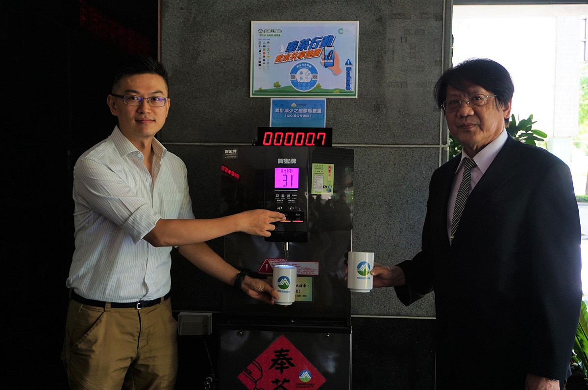 環保署副署長蔡鴻德(右一)與「奉茶」APP執行長黃暐程(左一)共同啟用設於環保署一樓大門口之「奉茶站」 圖：環保署/提供