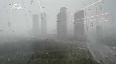 北京暴雨，能見度大幅下降，視線一片模糊。 圖 : 翻攝自微博/沸點