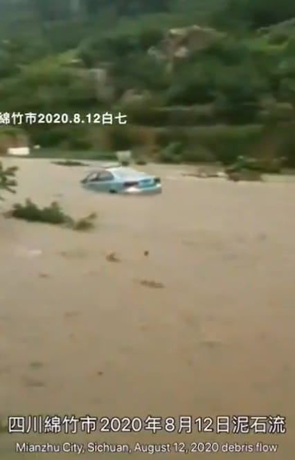位於長江上中游的四川地區，大水掏空路基、沖毀房舍，當地民眾的汽車更是在水面上漂浮 圖：翻攝推特