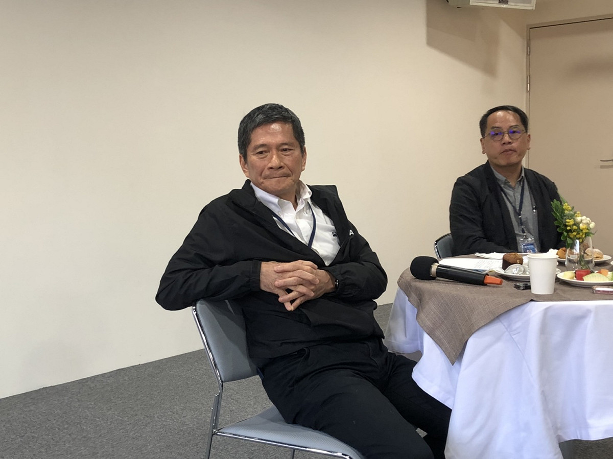 文化部長李永得(左)昨日表示，第7屆公視董事名單確定要到9月待立法院開議後，解決審查委員少一人的問題，才能繼續進行。 圖：楊瑾錚/攝
