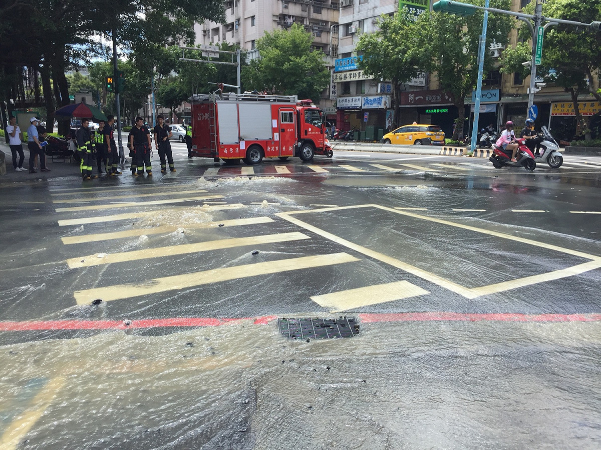 新北市土城區金城路與青雲路口上午發生自來水管線破裂，大量泥水噴出路面。 圖：林昀真/翻攝