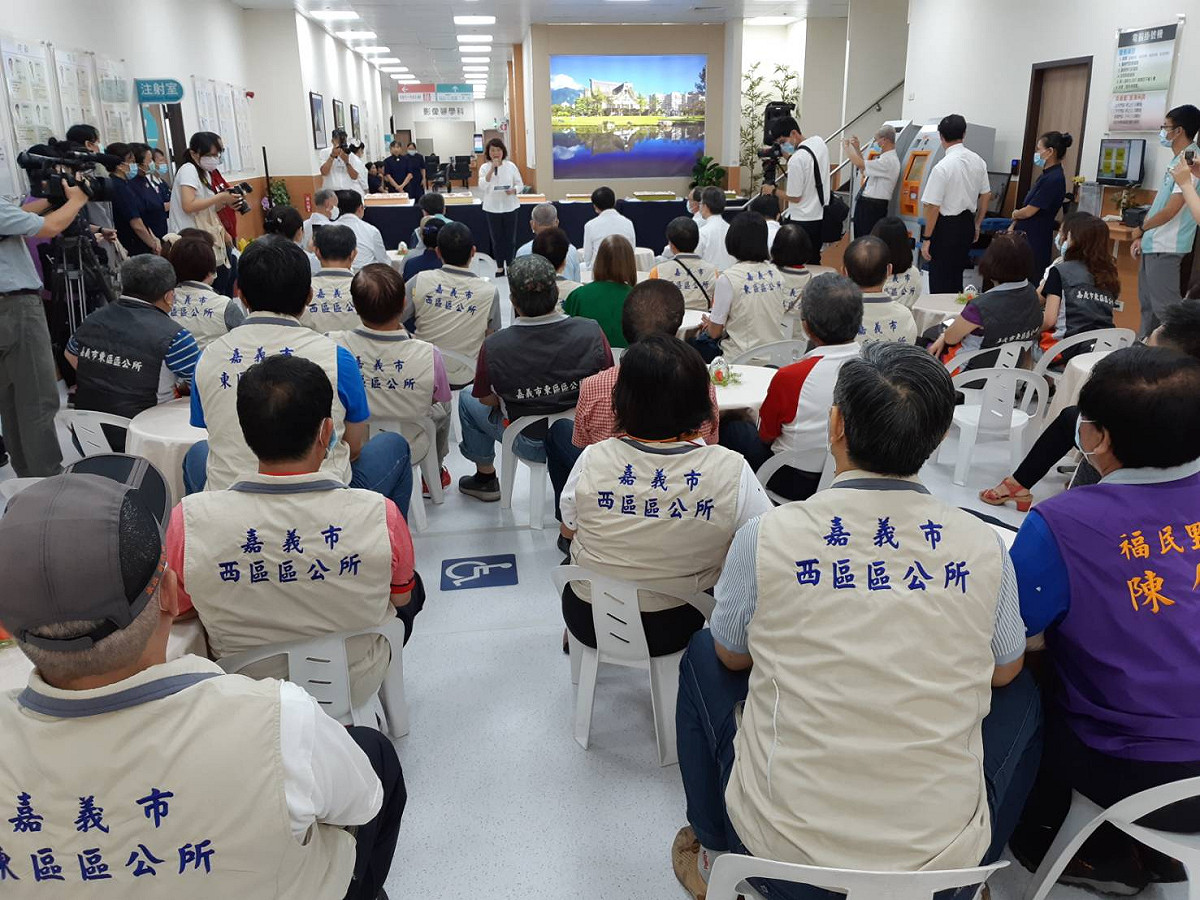 嘉義慈濟診所開幕，過半數嘉義市里長前往祝賀。 圖：蔡坤龍/攝