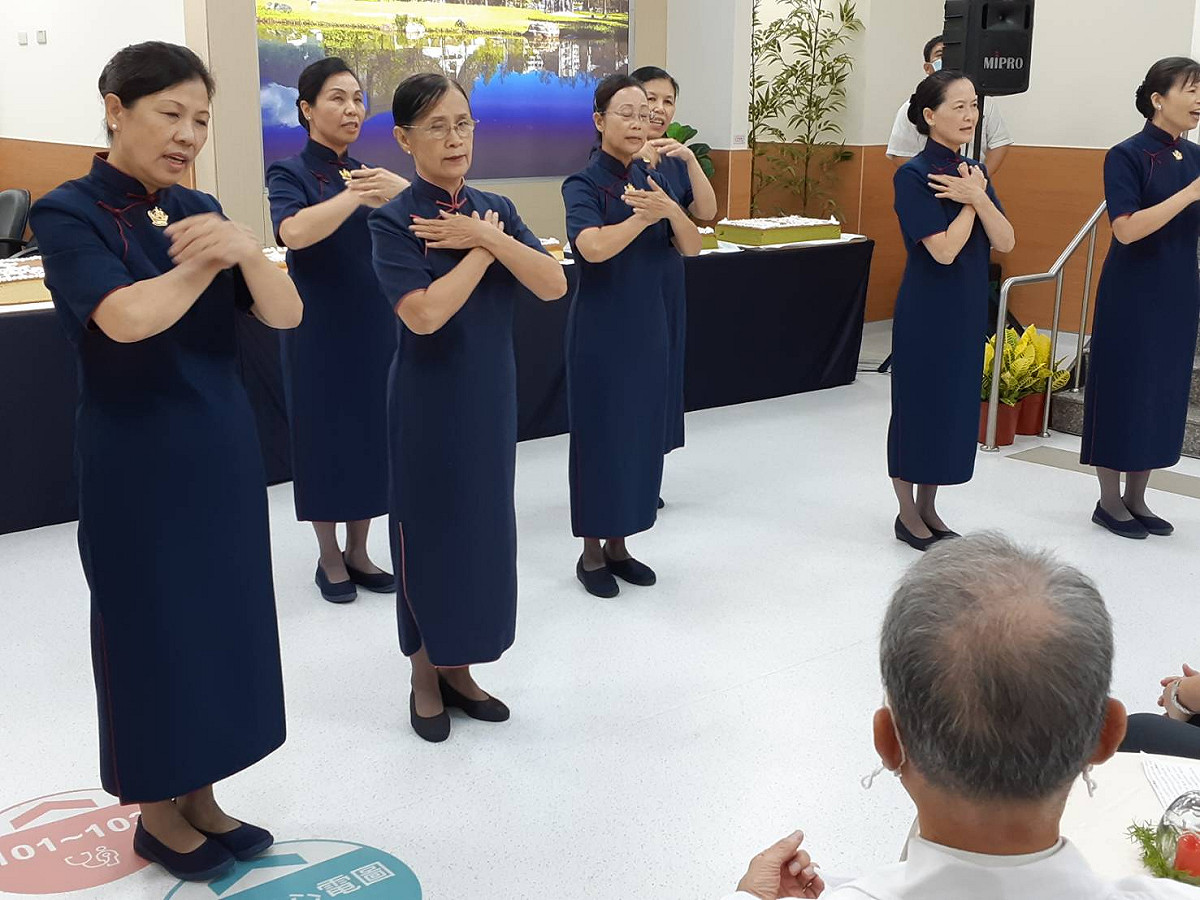 嘉義慈濟診所開幕，慈濟師姐祈福。 圖：蔡坤龍/攝