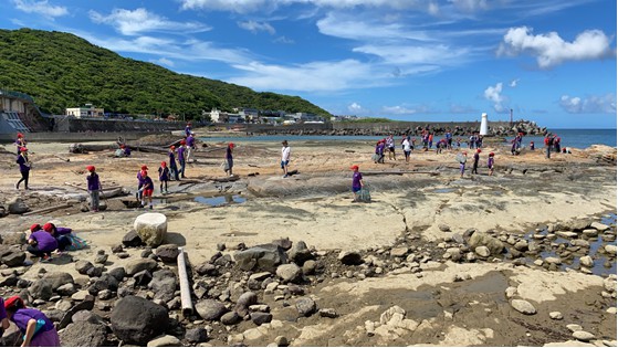 新北市深澳鐵道沿路海岸9/19將舉辦百人淨灘活動，8/15開放線上報名，限額1百名。 圖：新北市政府觀光旅遊局／提供