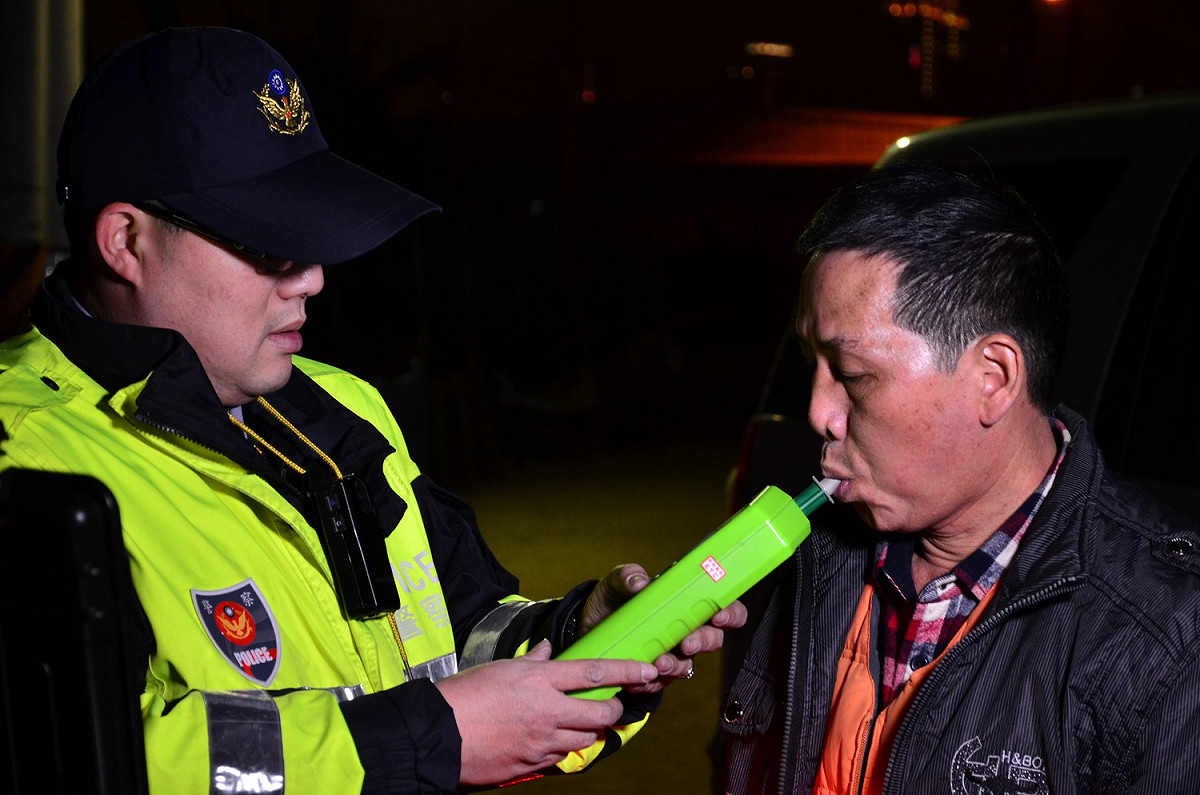 員警操作酒測器實施酒測情形。 圖：內政部提供