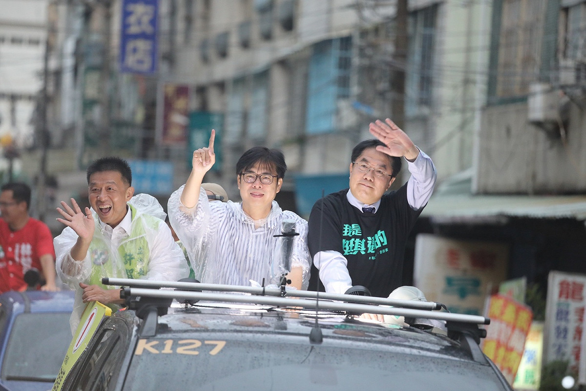陳其邁(中)由黃偉哲(右) 圖：陳其邁競辦/提供