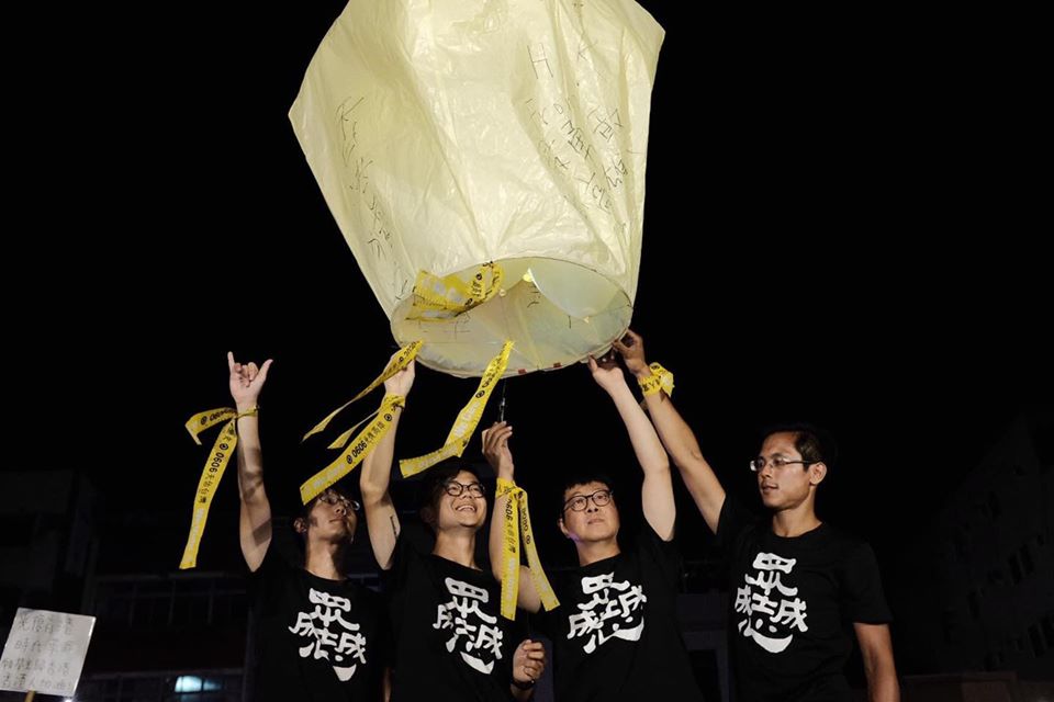 《Wecare高雄》呼籲，「明天帶著罷韓民主黃絲帶出門，互相提醒用選票完成最後一個任務，讓黃絲帶成為韓國瑜的心魔。」 圖：取自《Wecare高雄》臉書