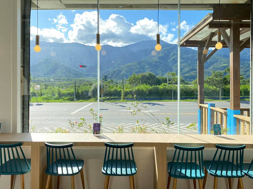 咖啡館大片玻璃窗正對山景，成為富里打卡新地標。 圖：翻攝自PH7 Creative Lab 禾翌創意臉書