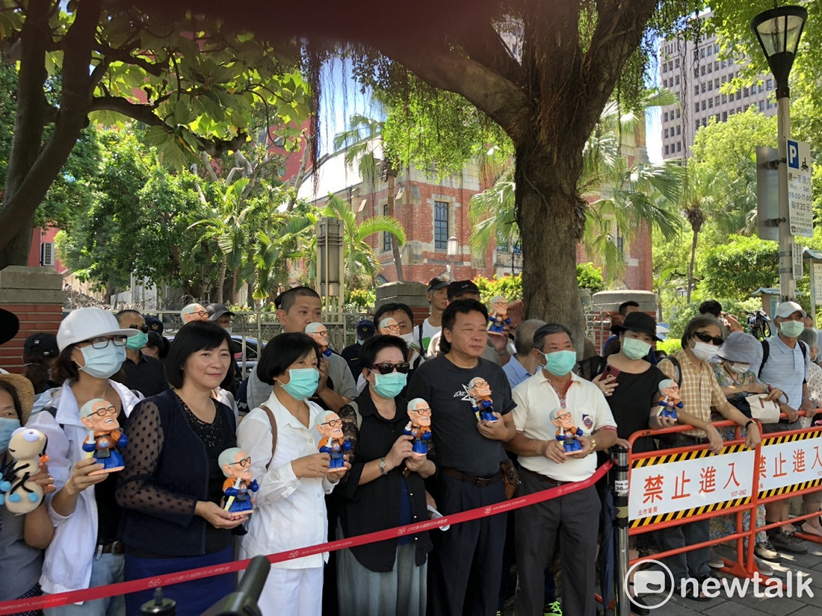 台聯在網路號召5、60位支持者到濟南教會門外，手持武士道阿輝伯公仔為前總統李登輝送行。 圖：謝莉慧/攝(資料照片)