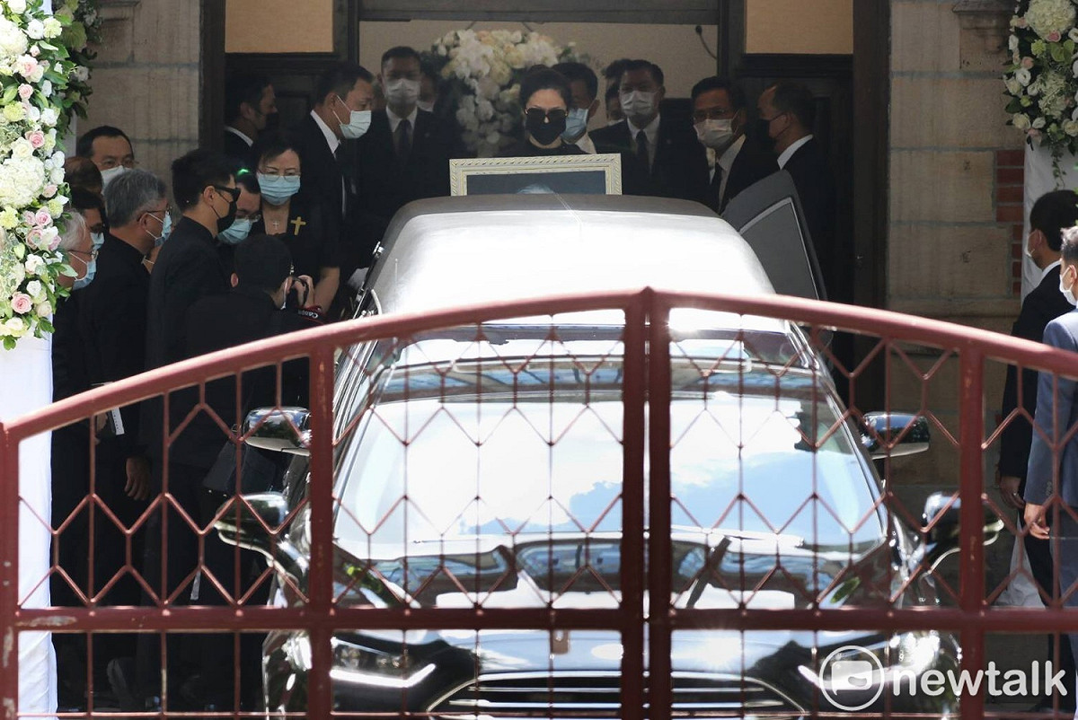 全身著黑衣的孫女李坤儀手捧前總統李登輝的遺照，在先生趙贊凱的陪同上了靈車。 圖：攝影中心提供