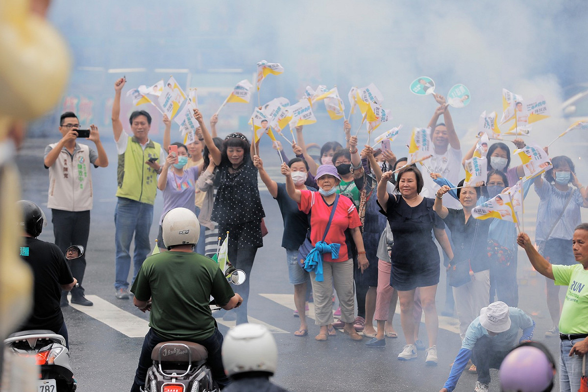 陳其邁車隊選前最後掃街，支持者在路旁舉旗歡迎。 圖：陳其邁競辦/提供