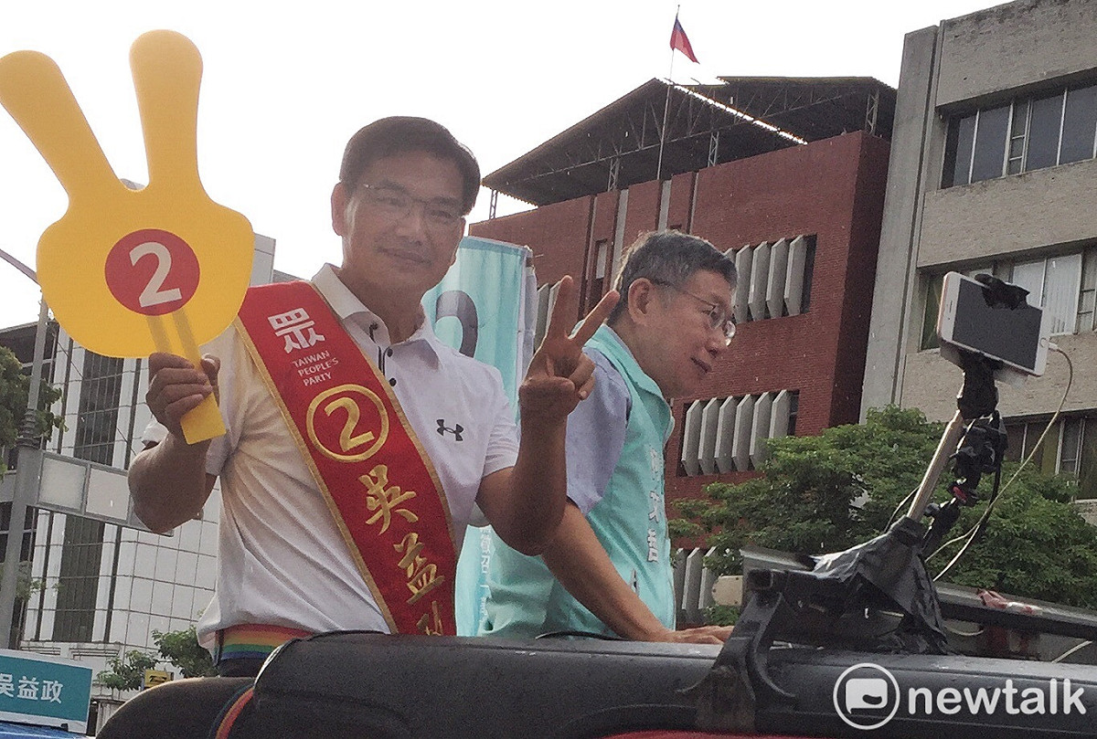 民眾黨陣營把握選前最後衝刺，黨主席柯文哲日前南下陪候選人吳益政車掃。 圖：張良一／攝
