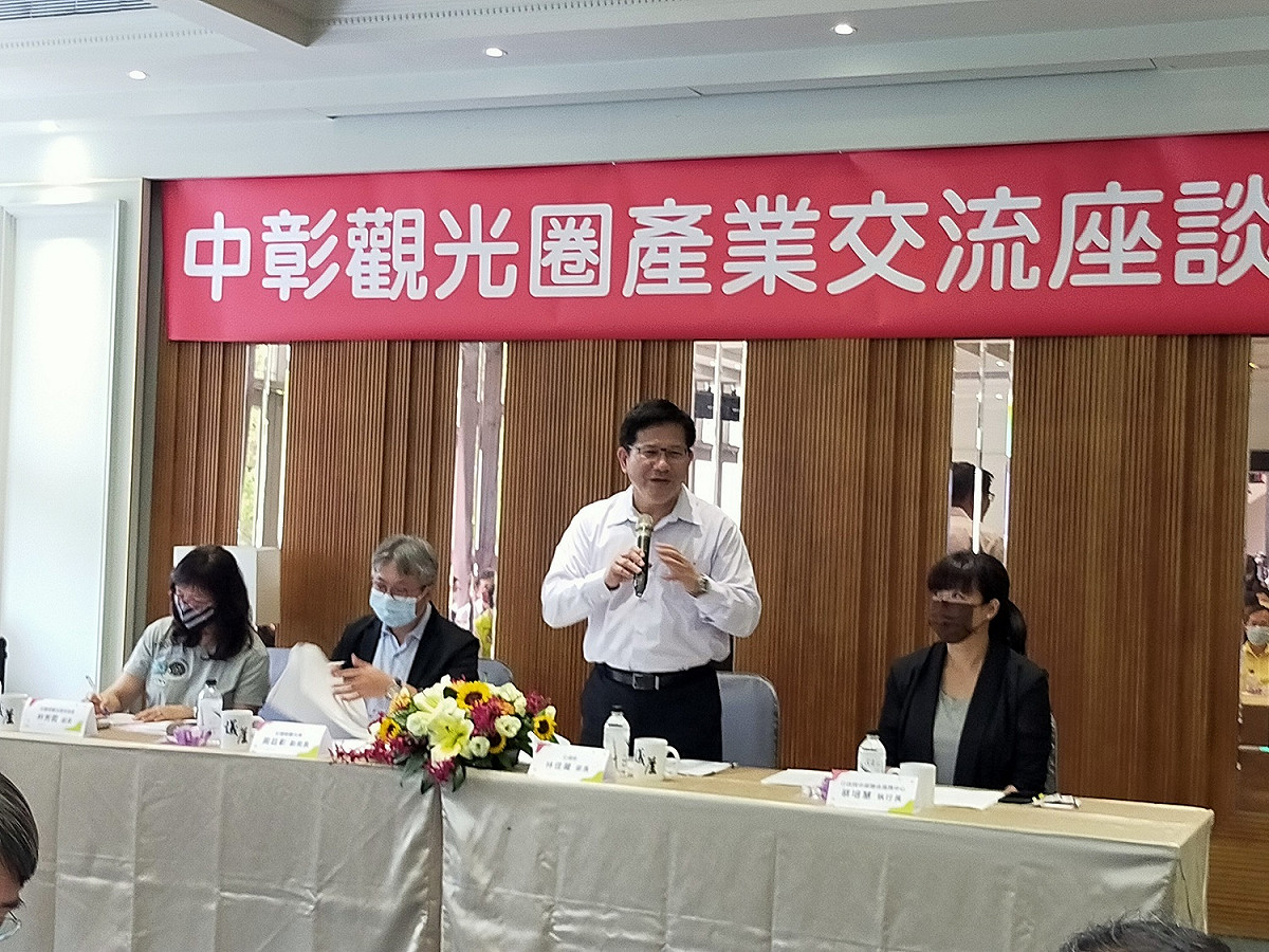 交通部長林佳龍致詞時表示，短期內國際觀光無法恢復正常，剛好成為觀光業轉型升級的契機。 唐復年/攝
