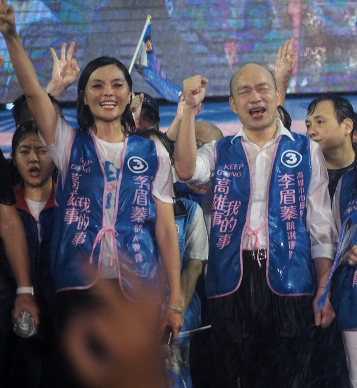 前高雄市長韓國瑜在選前之夜喊出「買一送一」，市長投三號李眉蓁，行政院長給陳其邁做。 圖：張良一/攝影