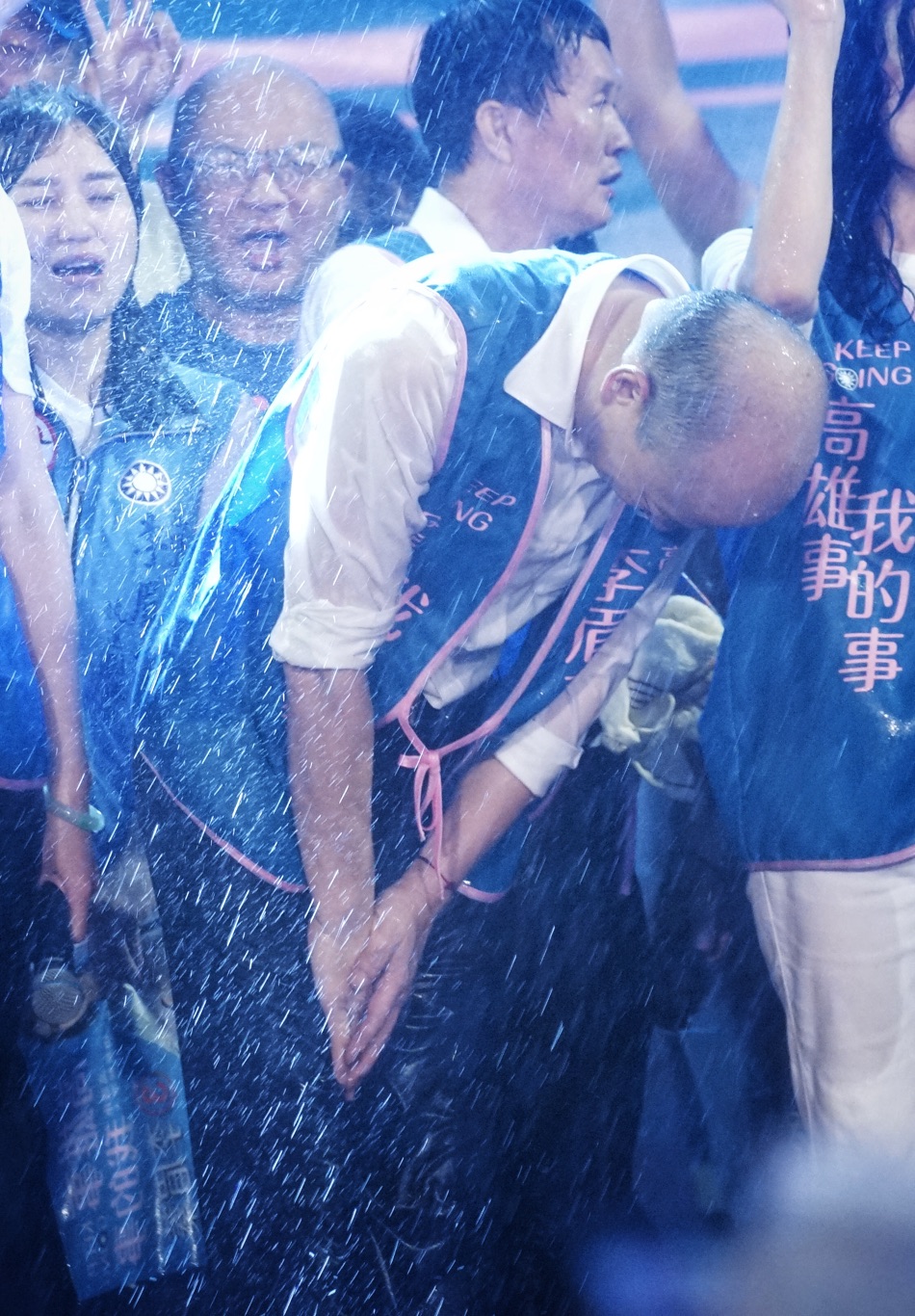 前高雄市長韓國瑜在雷雨交加的造勢晚會中向支持者鞠躬致意。 圖：張良一/攝