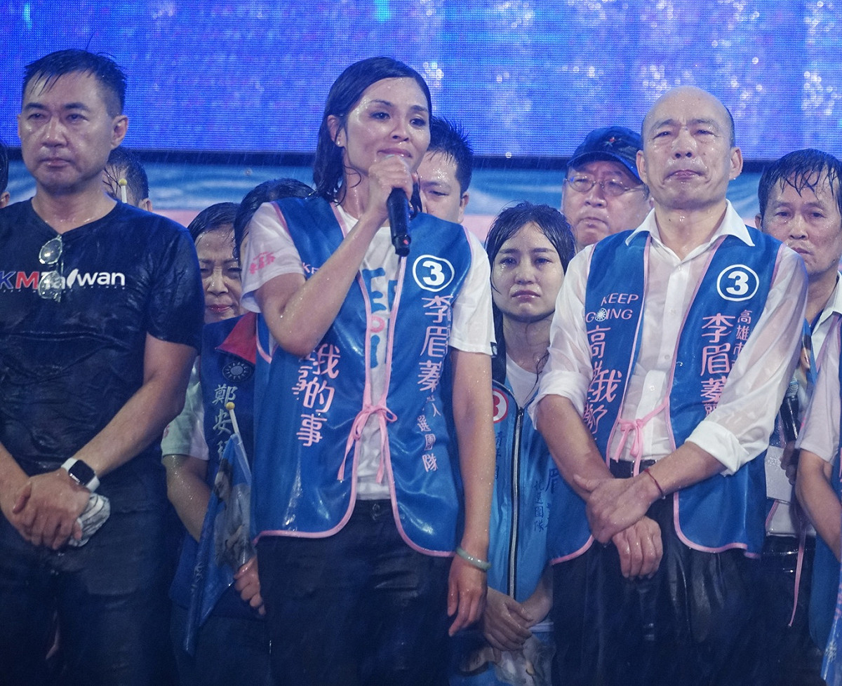 國民黨主席江啟臣（左起）、高雄市長候選人李眉蓁和韓國瑜在雷雨交加中，全身已濕透。 圖：張良一/攝