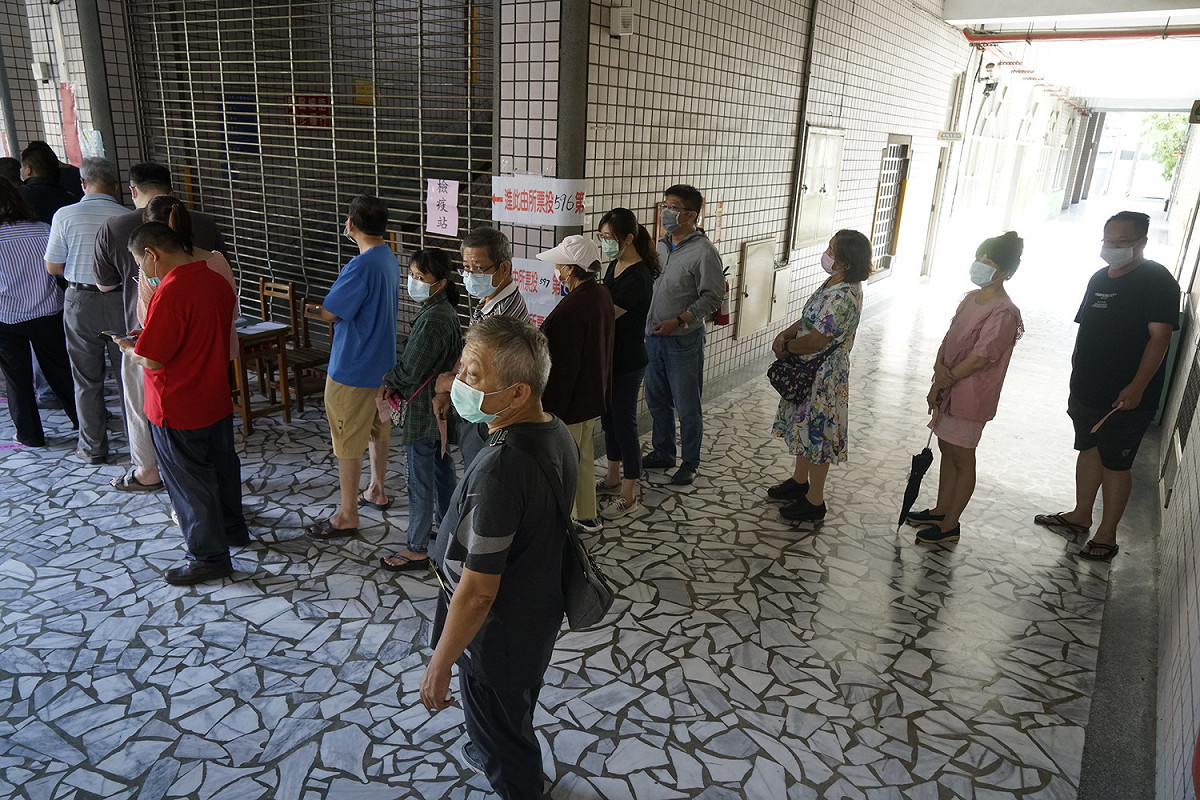 今天是高雄市長補選，早上八點開始投票前，已經有許多選民排隊等著投票。 圖：張良一/攝