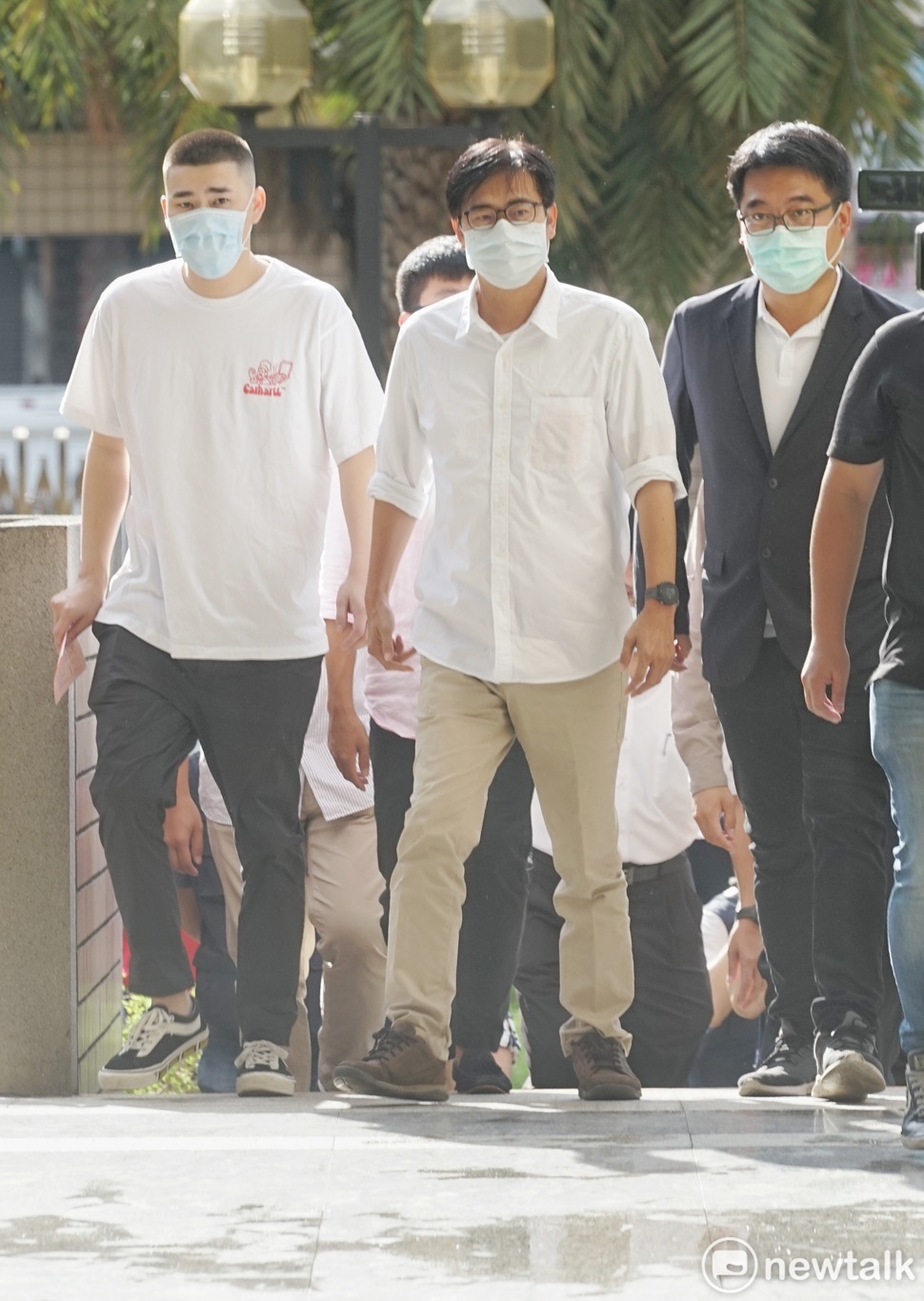 民進黨高雄市長補選候選人陳其邁(中)在兒子(左)陪同下到新莊國小投票所投票。 圖：張良一/攝