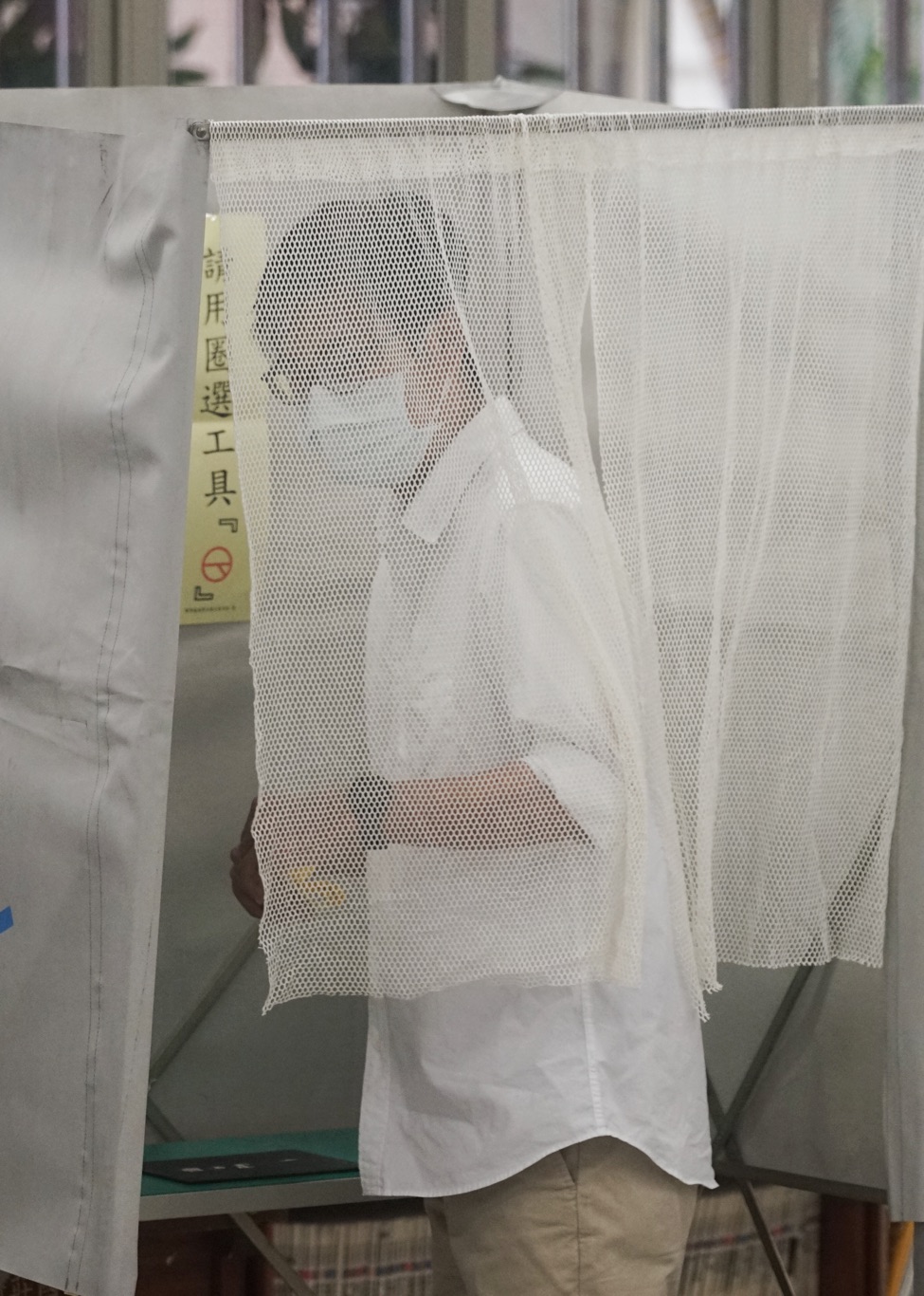 陳其邁到新莊國小投票所投下神聖一票。 圖：張良一/攝