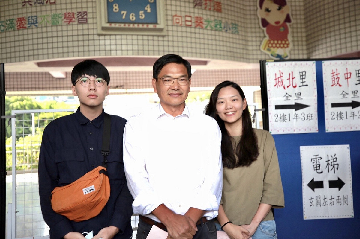 吳益政(中)在兒女陪同下投票。 圖：吳益政競辦/提供