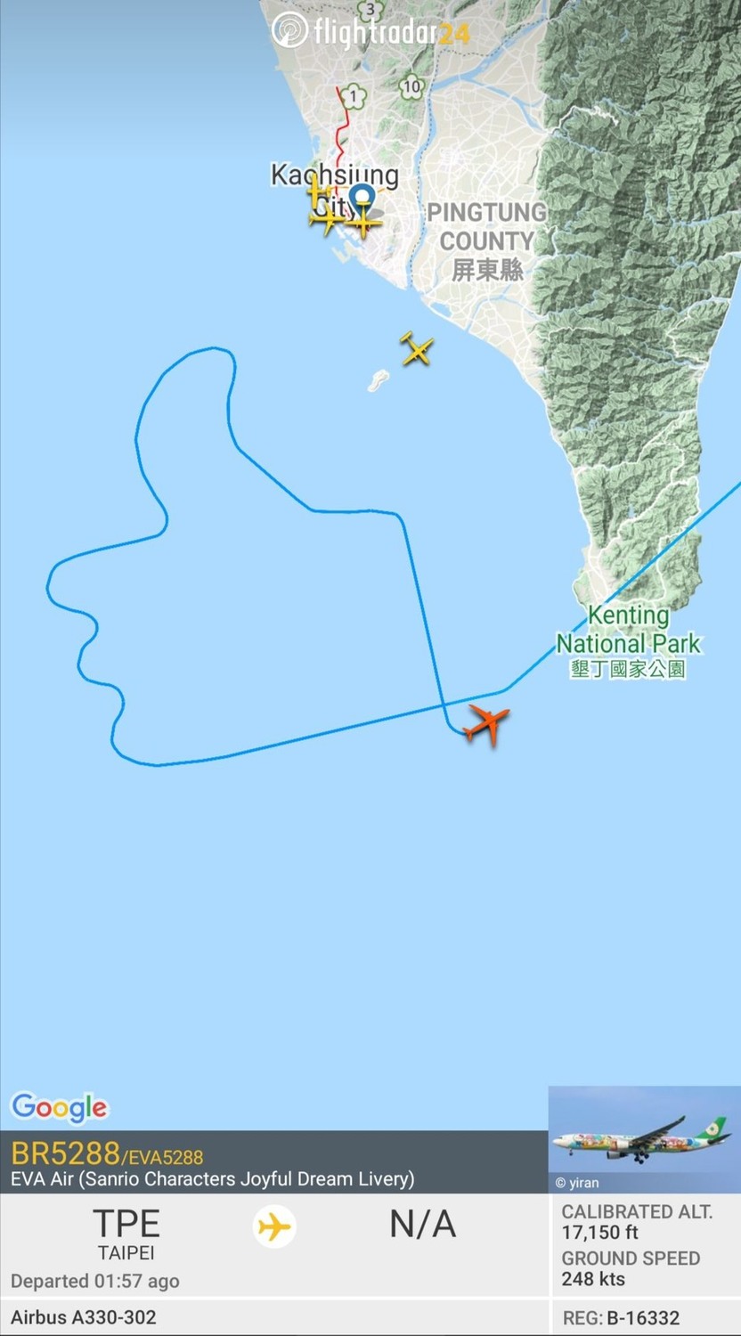 長榮航空類出國包機在恆春外海畫出大大的讚。 圖：長榮航空／提供