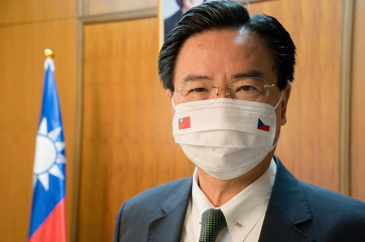 吳釗燮戴上繡有台捷雙方國旗的口罩。 圖：翻攝自外交部網站