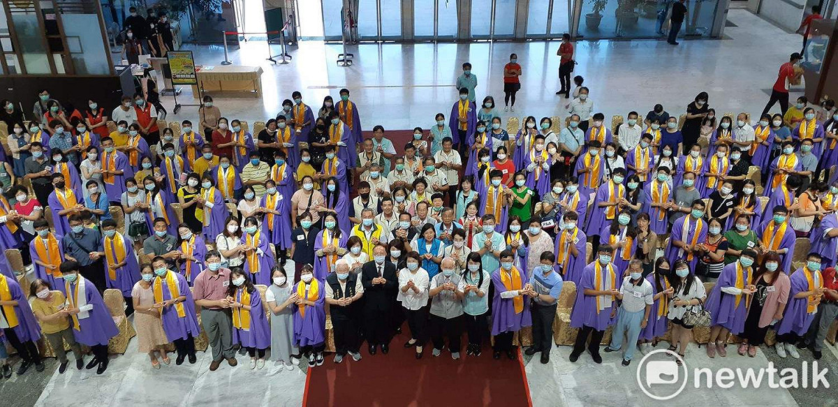 嘉義市政府今天舉行成年禮，祝福青少年「轉大人」。 圖：蔡坤龍/攝