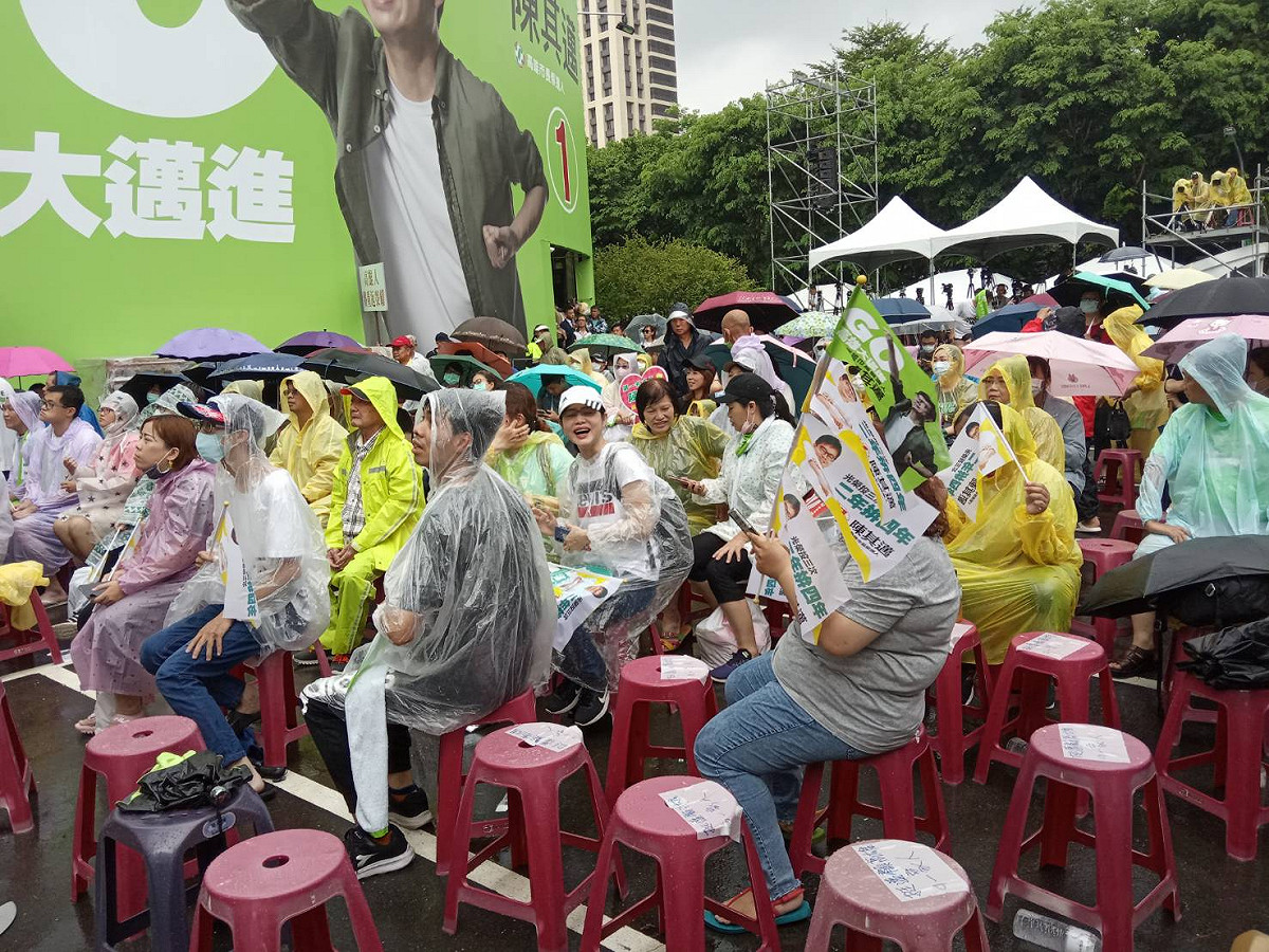 陳其邁競總下起大雨但支持者熱情不退 圖:孫家銘攝