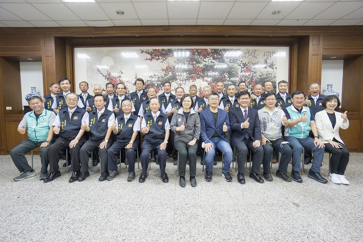 蔡總統與萬和宮董監事合影。 圖 : 萬和宮/提供