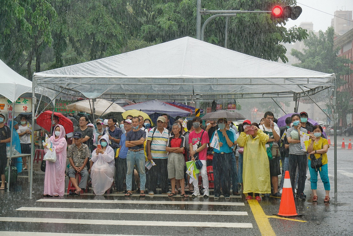 陳其邁支持者冒著大雨在競選總部外觀看開票過程。 圖：張良一/攝