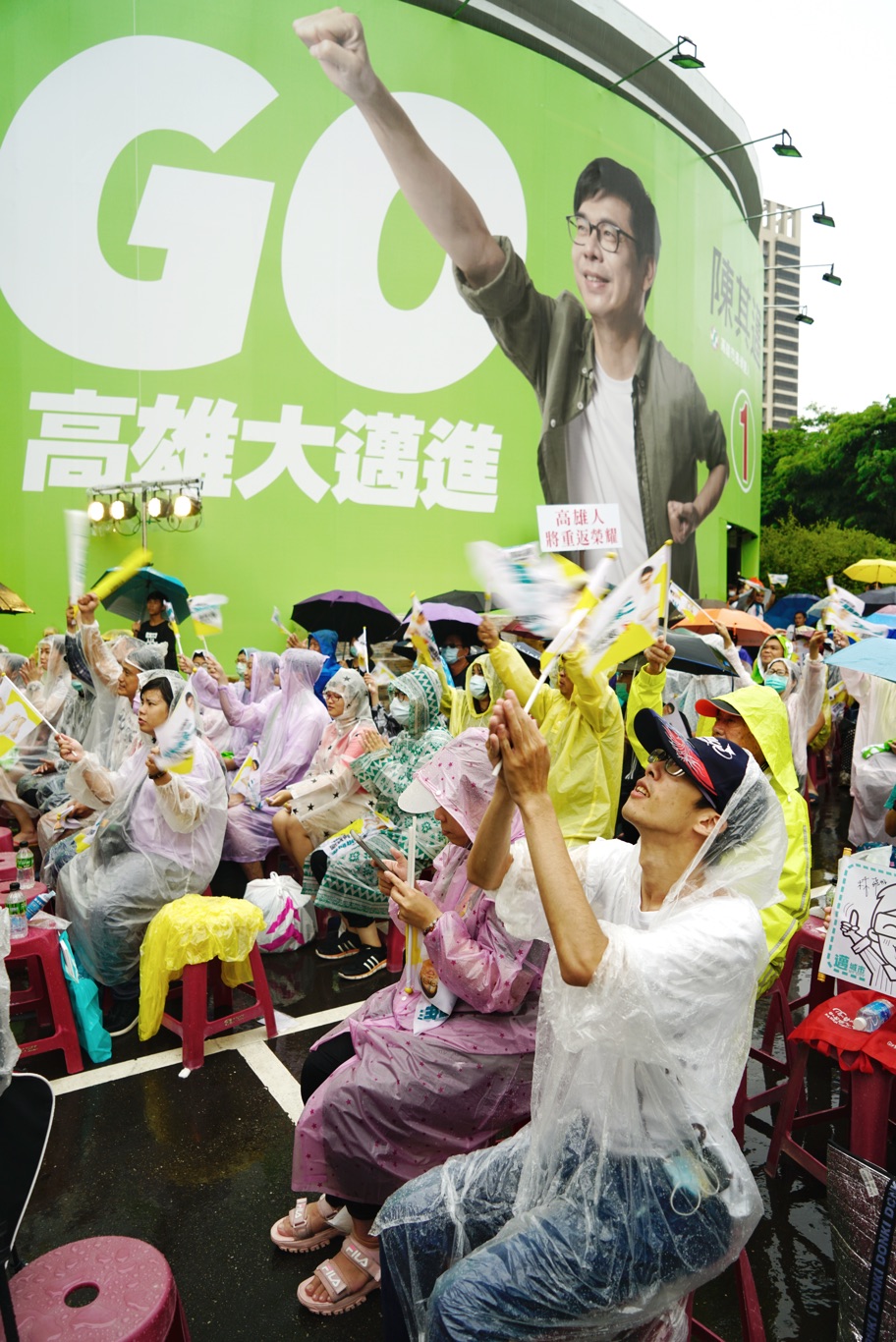 陳其邁競選總部擠滿不畏大雨的支持者，並隨著票箱慢慢開出，高喊：「陳其邁當選！」。 圖：張良一/攝