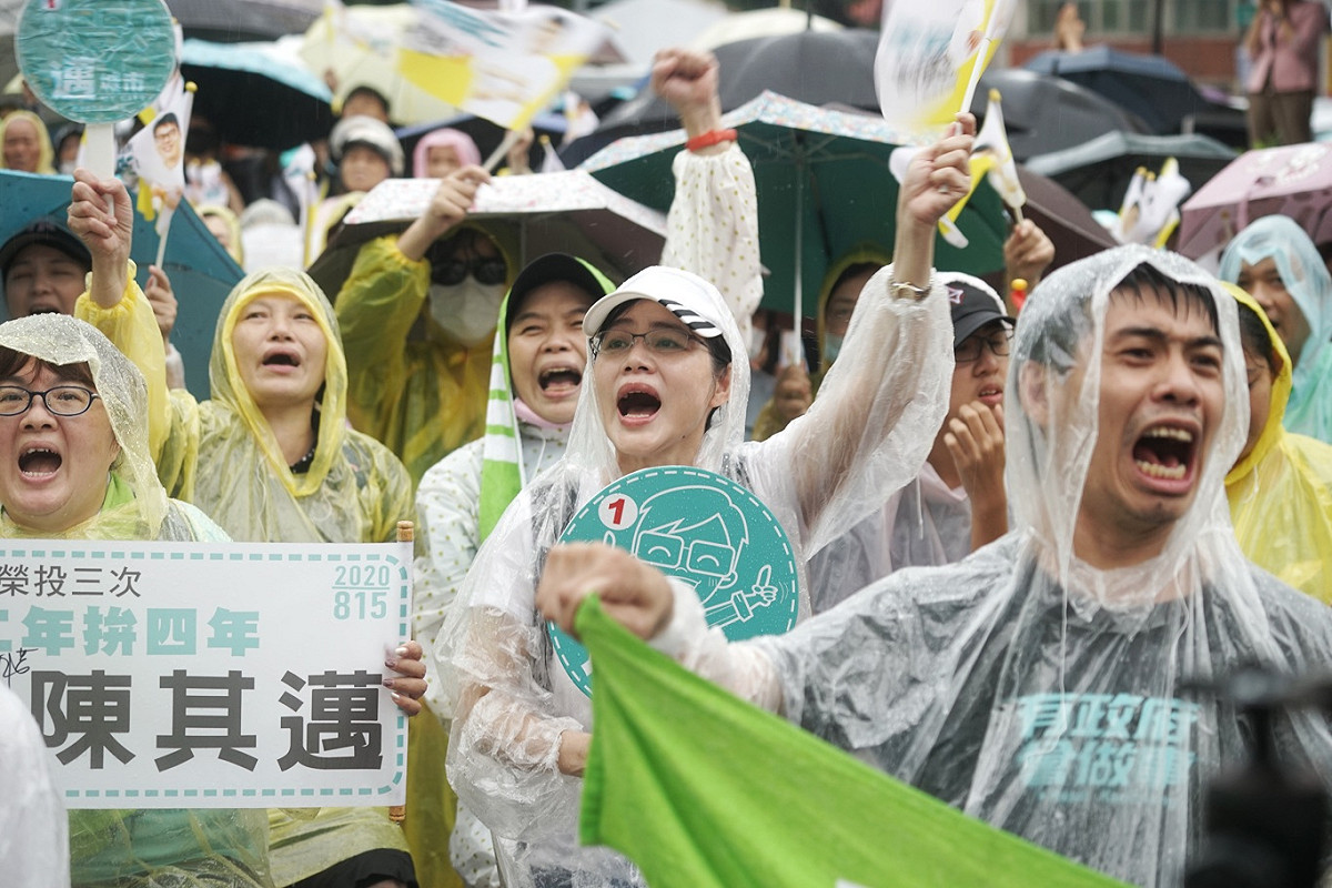 陳其邁遙遙領先其他兩位對手，支持者顯得非常嗨！ 圖：張良一/攝