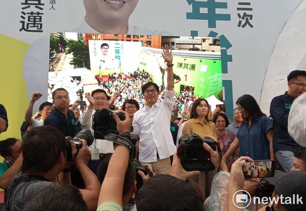 高雄市長補選今日登場，確定當選的陳其邁在支持者擁護中發表勝選感言。 圖：孫家銘/攝