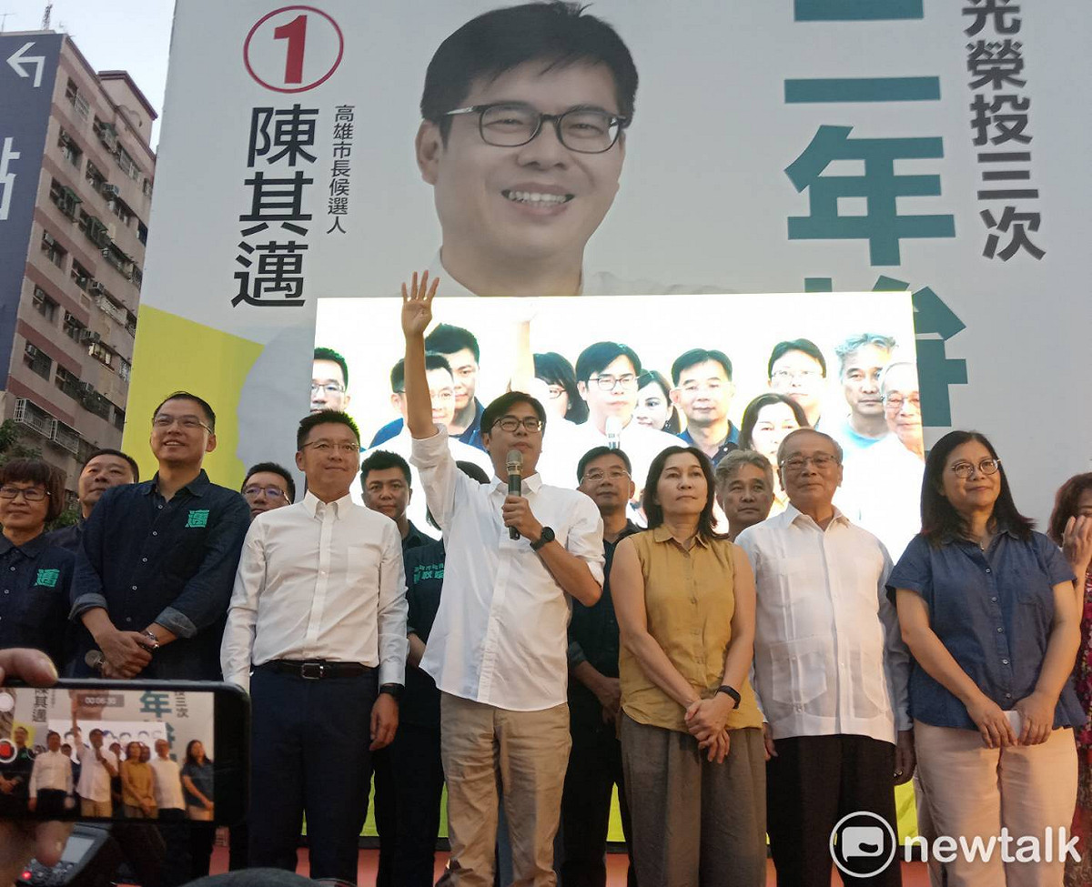 陳其邁(中)宣布就任市長後的四大優先。 圖：孫家銘/攝
