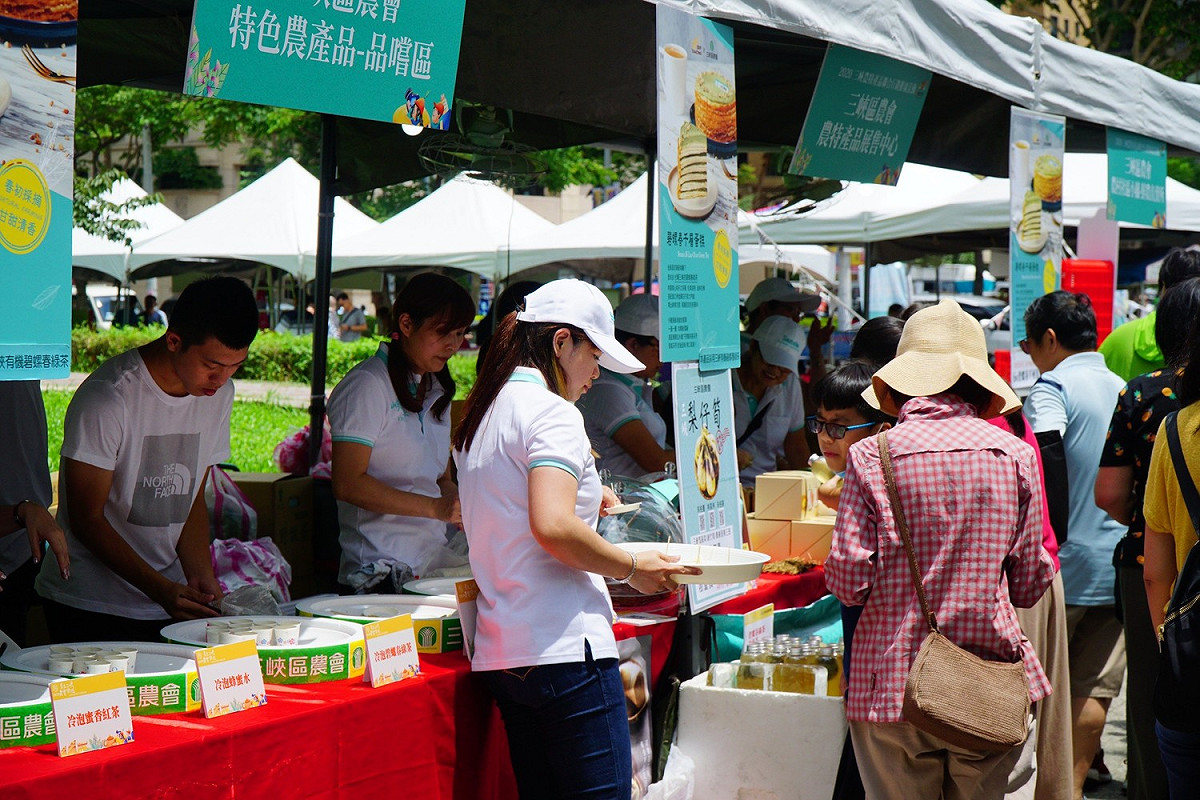 三峽農會推廣特色產品，許多民眾現場選購。  圖：新北市農業局/提供