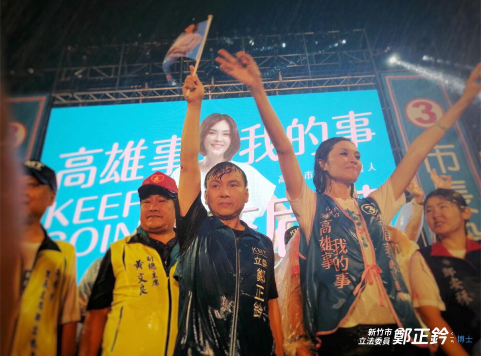 鄭正鈐在臉書上PO出落湯雞的照片。 圖：翻攝自鄭正鈐臉書