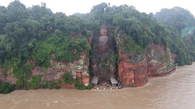 陝西11至13日曾出現大範圍降雨，大量降雨導致洪災，甚至讓四川樂山大佛景區中的大佛佛腳平台進水被淹。 圖：翻攝自中新社