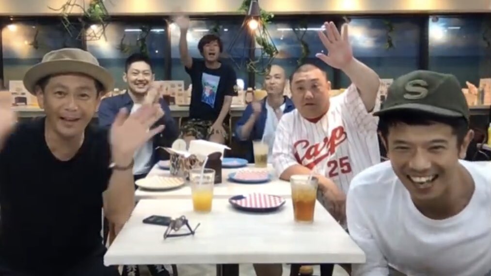 遠藤章造(左1)、山本圭壹(右2)、庄司智春(右1)與桑折貴之(左3)都確診武漢肺炎。 圖：翻攝推特