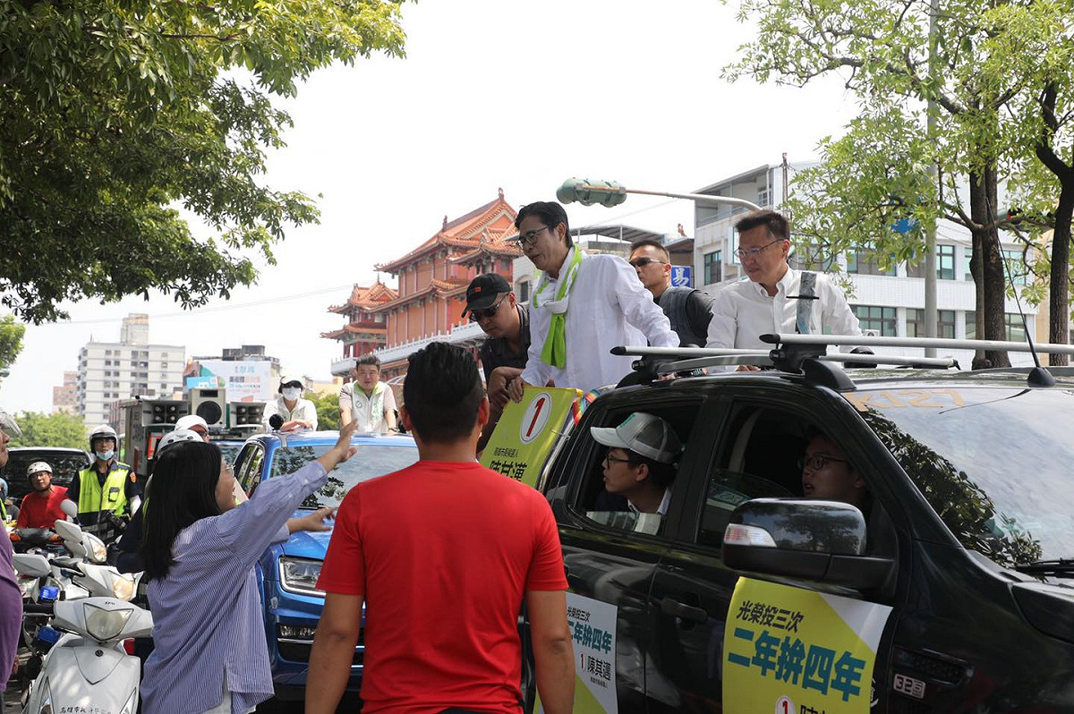 立委管碧玲表示，陳其邁幕僚原先規劃上午2小時的謝票行程，被他糾正為3小時，就是希望能仔細、誠懇地謝票。 圖：翻攝自管碧玲臉書
