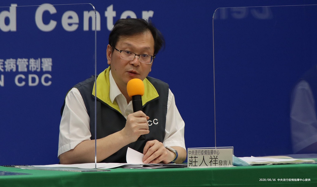 中央疫情指揮中心發言人莊人祥，今日說明案484確診經過，並已匡列機上乘客15位有接觸者。 圖：中央疫情指揮中心/提供