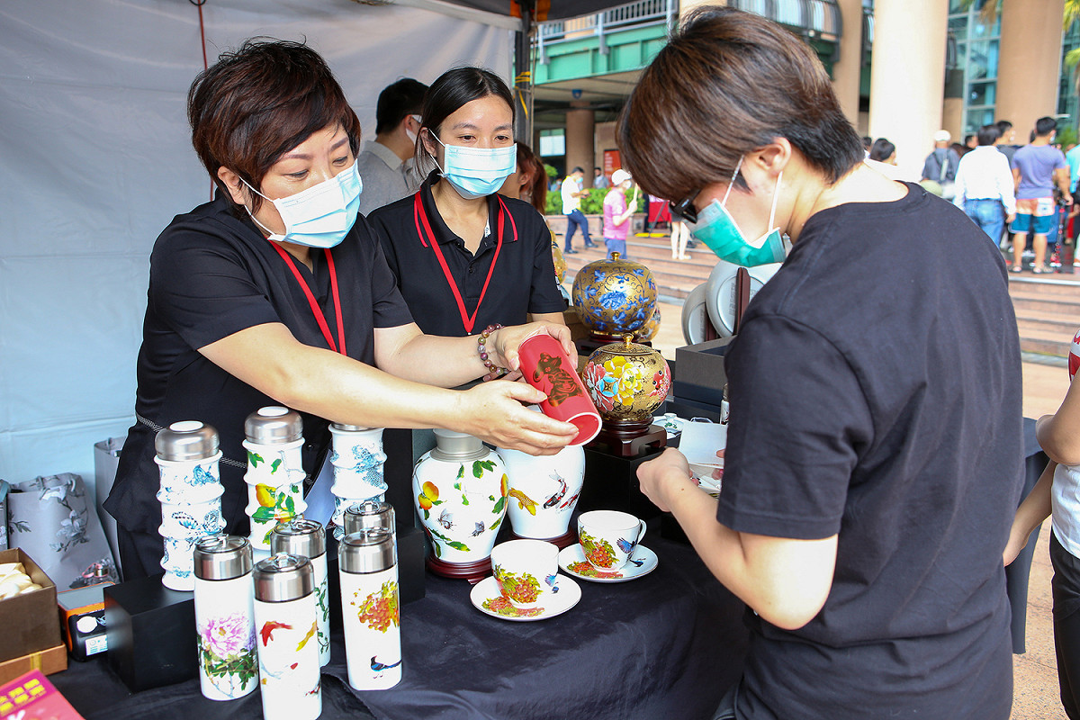 「生活好物」組的台華陶瓷有限公司「藏‧品茶 茶倉系列」，以全瓷化瓷器結合氣密式鋁合金瓶蓋，是收藏茶葉安全健康的好容器。  圖：新北市經發局提供