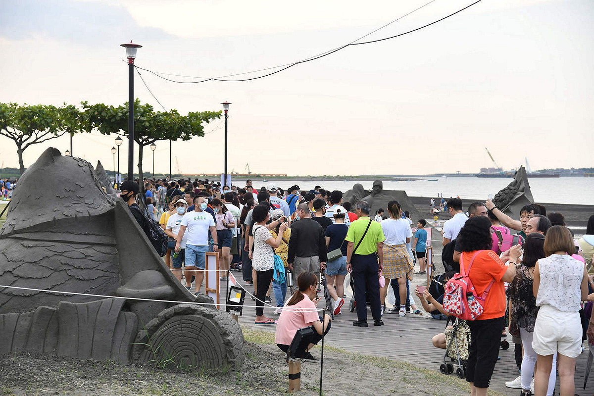 「2020八里沙雕展」吸引大批民眾。  圖：新北市水利局提供