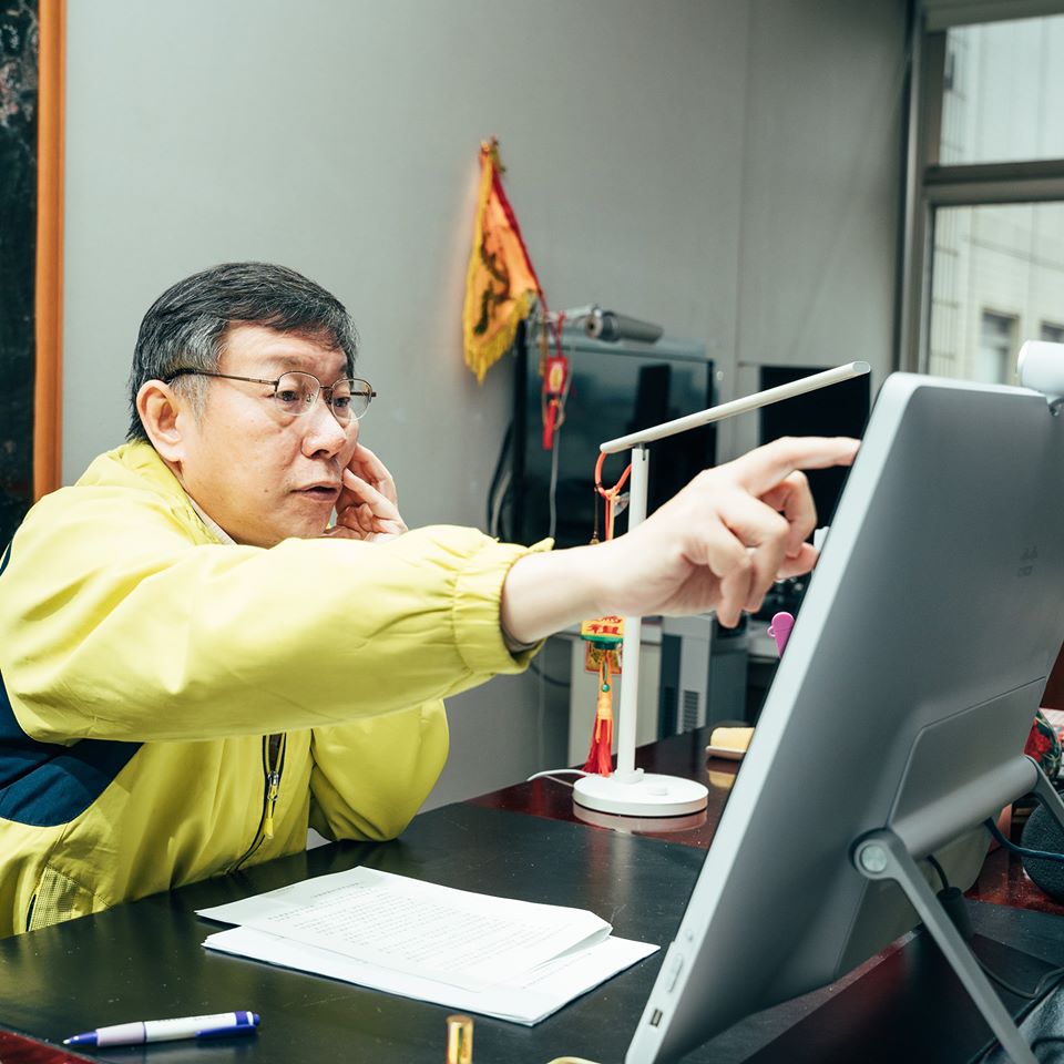 民眾黨主席柯文哲直言直言，整個台灣的媒體是執政黨相當有效的控制，指民進黨在「帶風向」。 圖：翻攝自柯文哲臉書