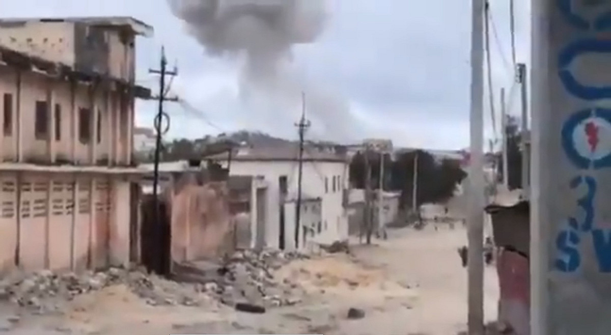 索馬利亞自由新聞工作者Live From Somalia拍到16日下午的恐怖攻擊事件，首都摩加迪休濱海的酒店冒出濃煙，直衝雲霄。 圖：翻攝自Live From Somalia推特影片