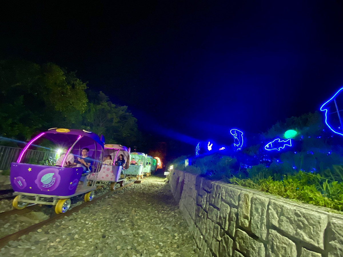 河豚車穿越星光和燈光海洋，欣賞與眾不同的深澳夏日夜晚。 圖：新北市觀光局／提供