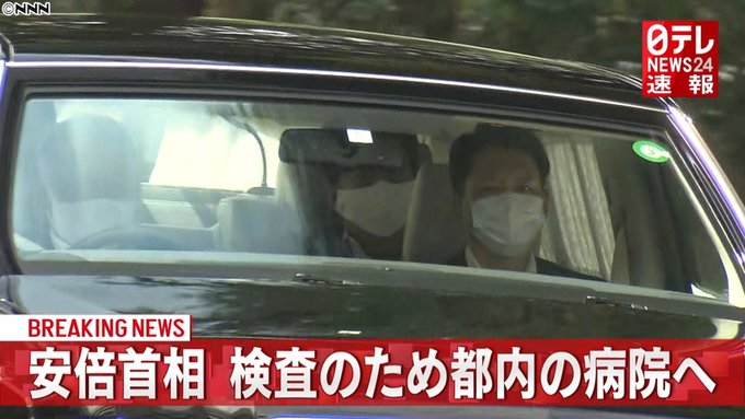 日本首相安倍晉三（後）被拍到進入東京慶應義塾大學醫院，健康狀況引發揣測。 圖：翻攝自日本作家盛田隆二推特