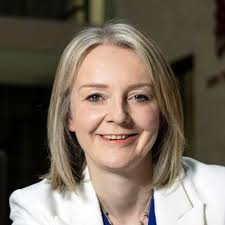 英國國際貿易大臣特拉斯（Liz Truss）今天投書「電訊報」（The Telegraph），矢言對抗美國對蘇格蘭威士忌課徵的關稅，她說這項關稅「令人無法接受且不公平」。 圖 : 翻攝自推特