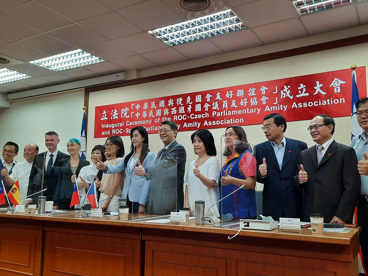 「中華民國與捷克國會友好聯誼會」由萬美玲(左七)擔任會長。 圖:陳佩君/攝