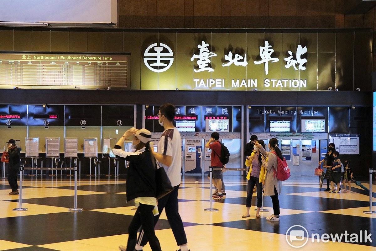 台鐵今（22）日宣布，各車站大廳禁止群聚或飲食。 圖：新頭殼資料照